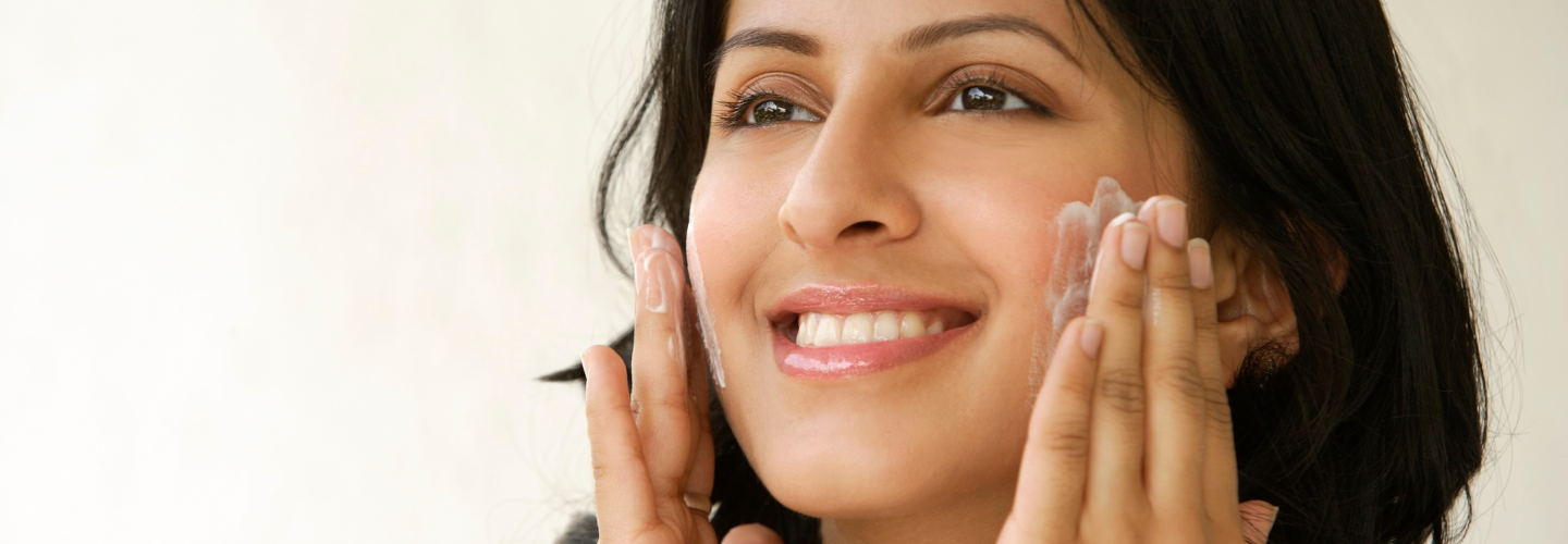 morning-or-night-when-to-put-moisturizer-articles-we-care-for-skin